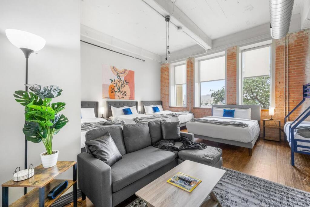 Stunning Downtown With Pool, Laundry, Parking