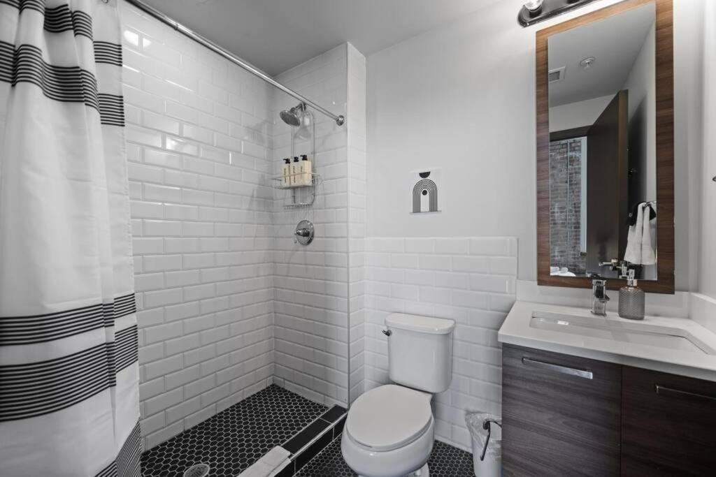 Apartment Stunning Downtown With Pool, Laundry, Parking