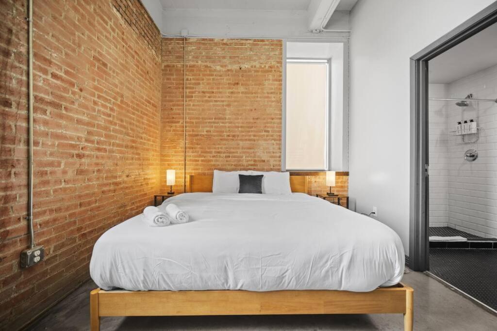 Apartment Stunning Downtown With Pool, Laundry, Parking *
