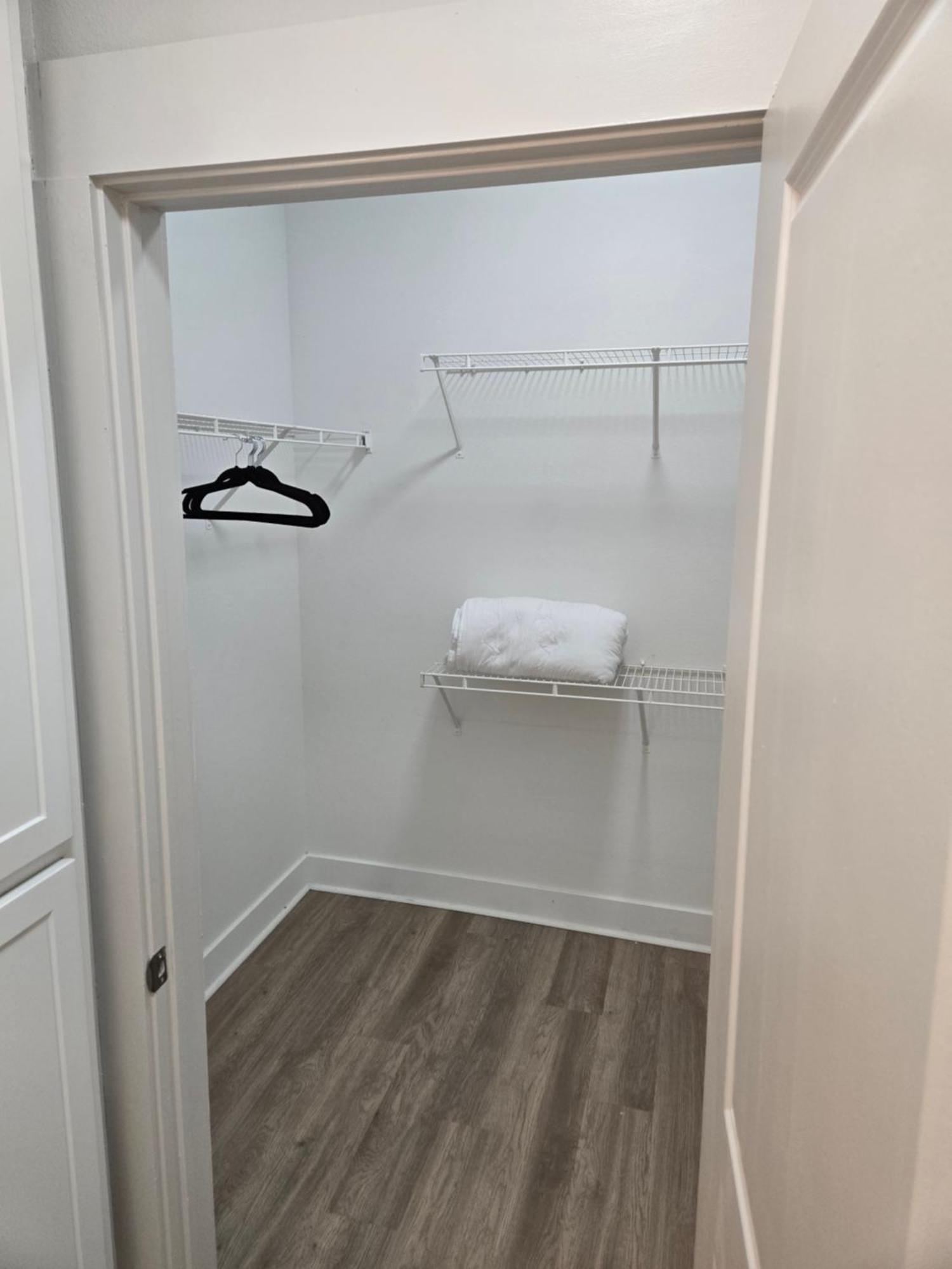 2bdrm/2 King Beds/1air Mattress Apartment