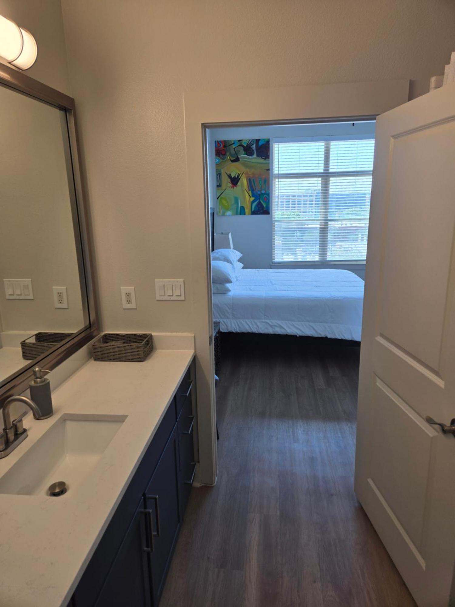 2bdrm/2 King Beds/1air Mattress Apartment *