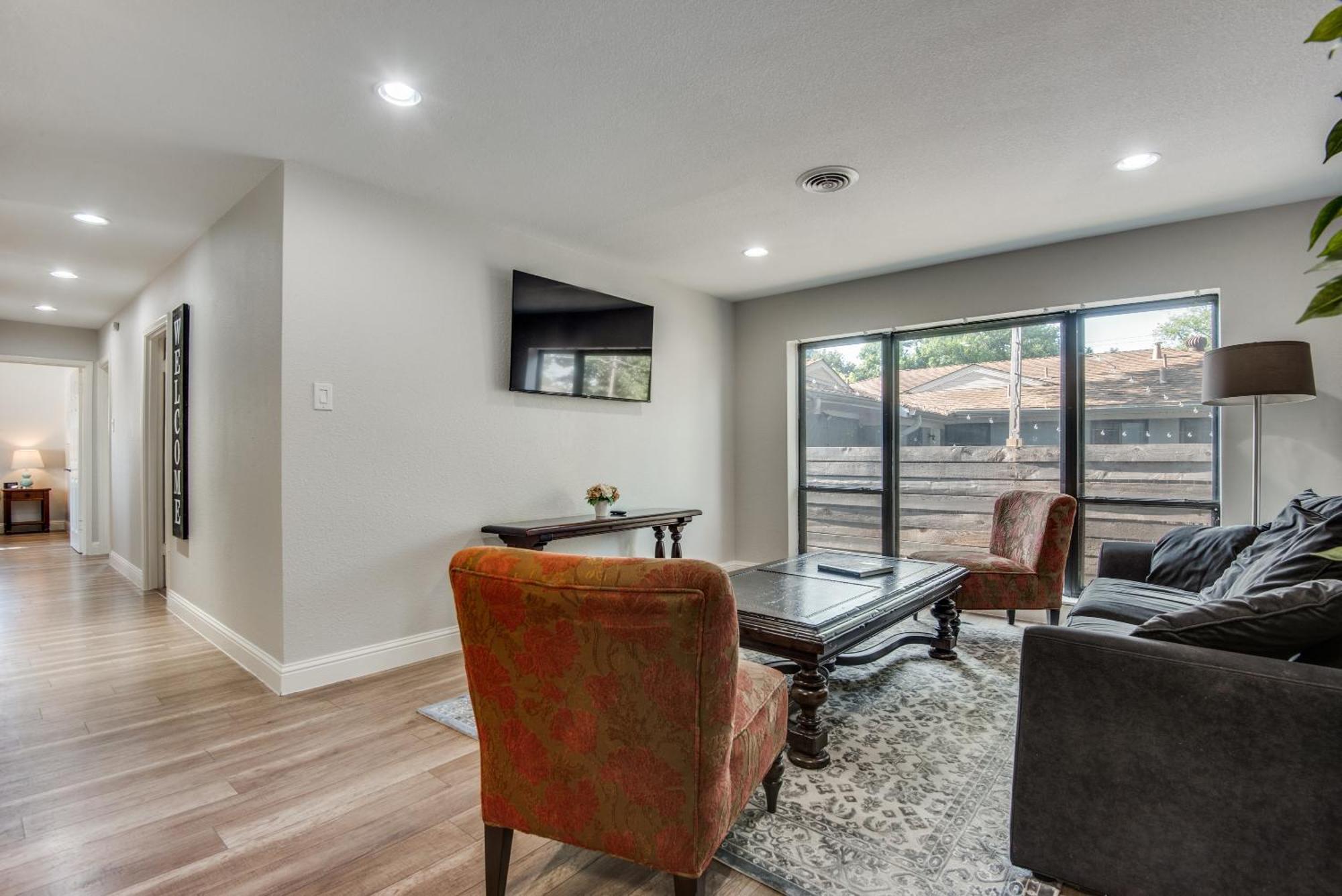 Modern, Roomy, Game Room, Patio, Family Home, Private Parking *