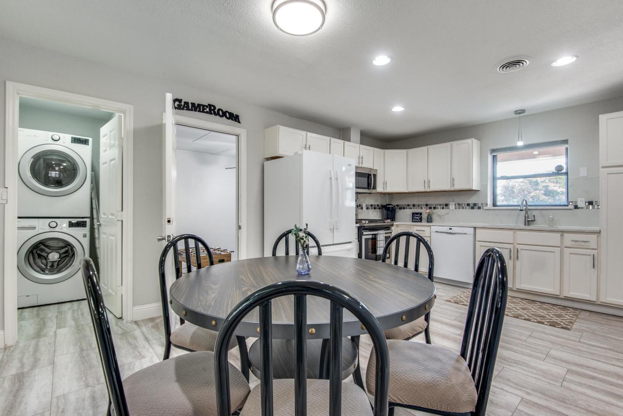 Modern, Roomy, Game Room, Patio, Family Home, Private Parking * Dallas