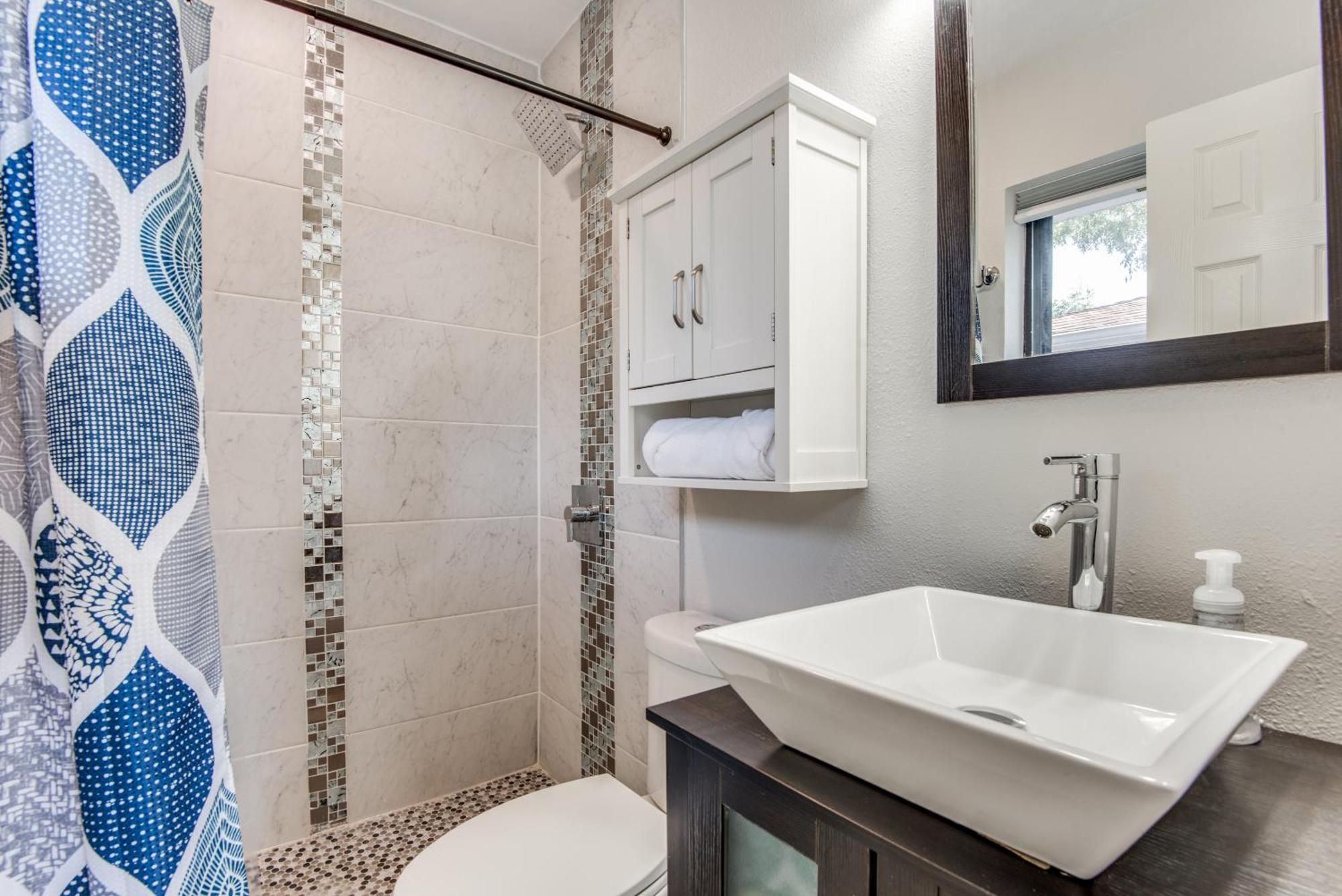 Modern, Roomy, Game Room, Patio, Family Home, Private Parking Holiday home *