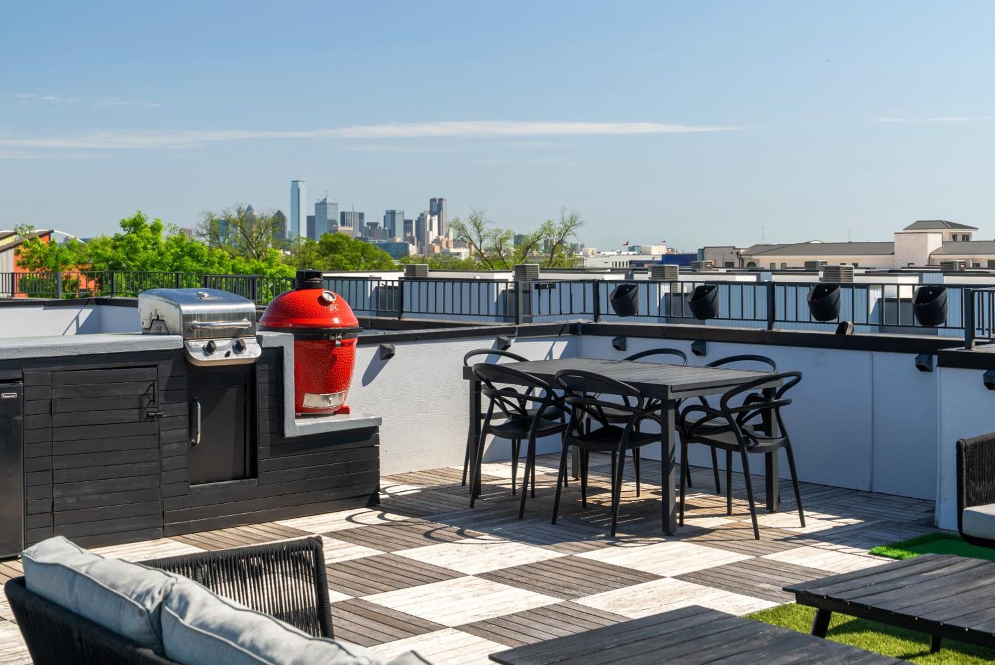 Banksy-inspired Urban In Bishop Arts Holiday home *