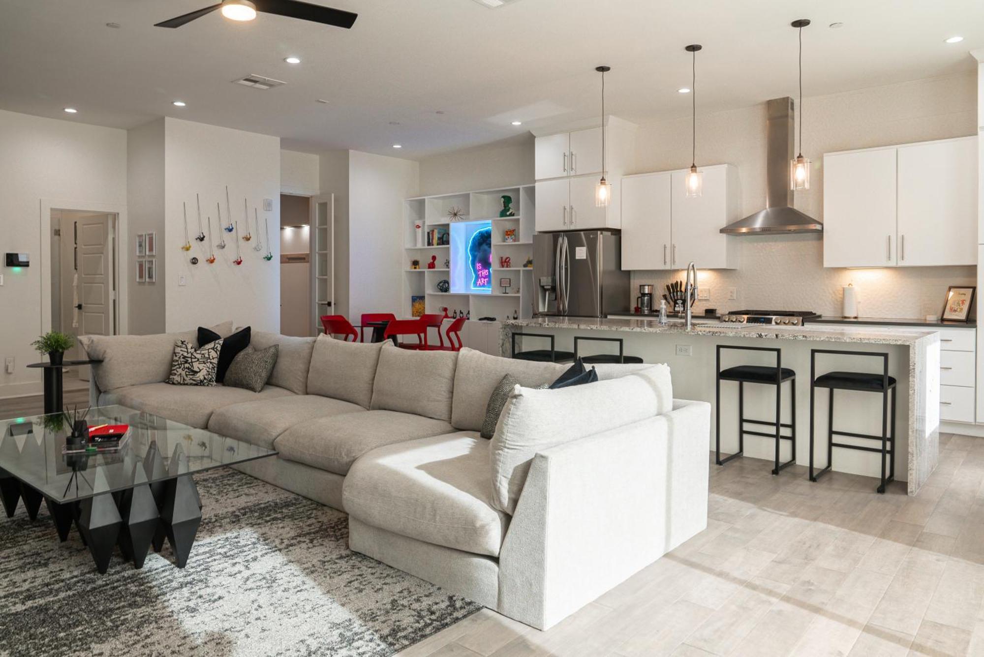 Banksy-inspired Urban In Bishop Arts Holiday home *