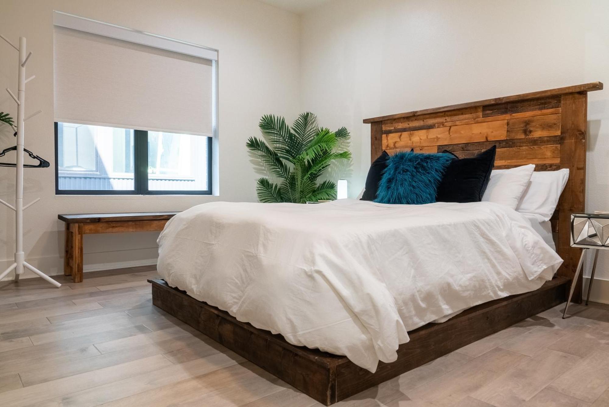 Banksy-inspired Urban In Bishop Arts Holiday home *
