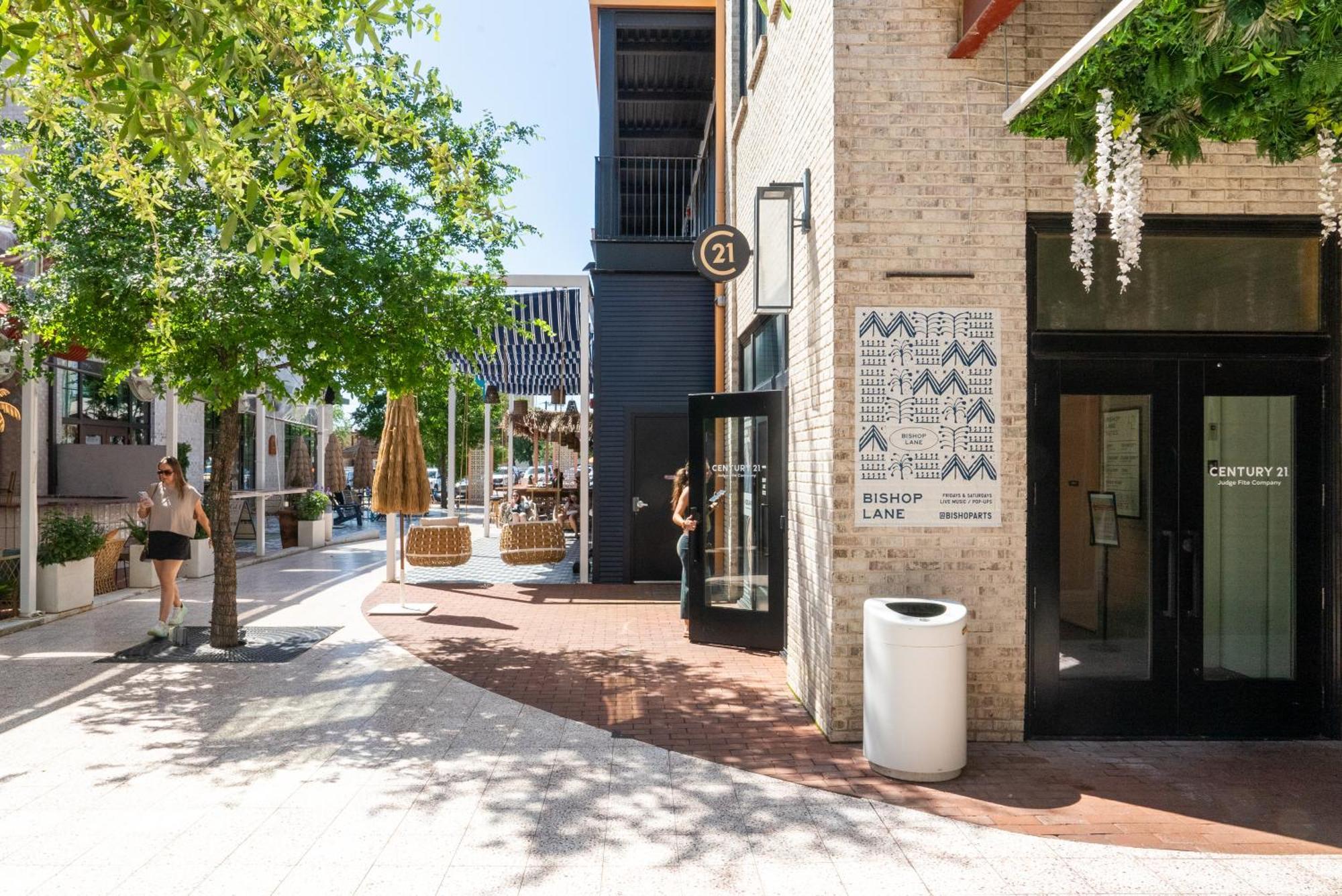 Banksy-inspired Urban In Bishop Arts Holiday home Dallas