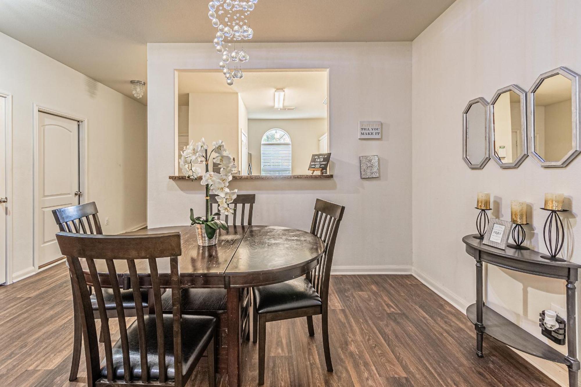 Luxury 5br Retreat With Business Amenities - Perfect For Business Travelers, Families & Groups Holiday home *