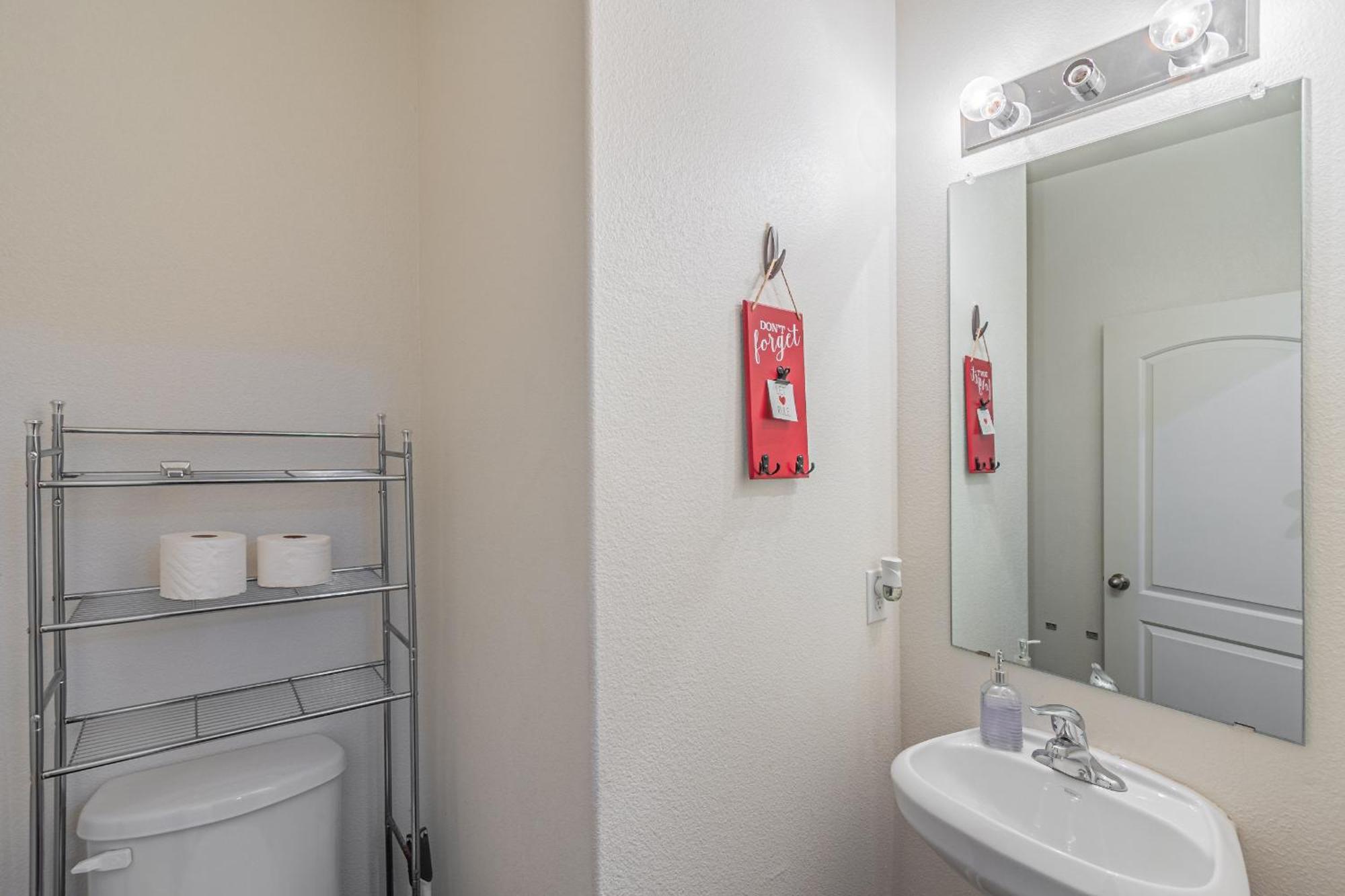 Luxury 5br Retreat With Business Amenities - Perfect For Business Travelers, Families & Groups