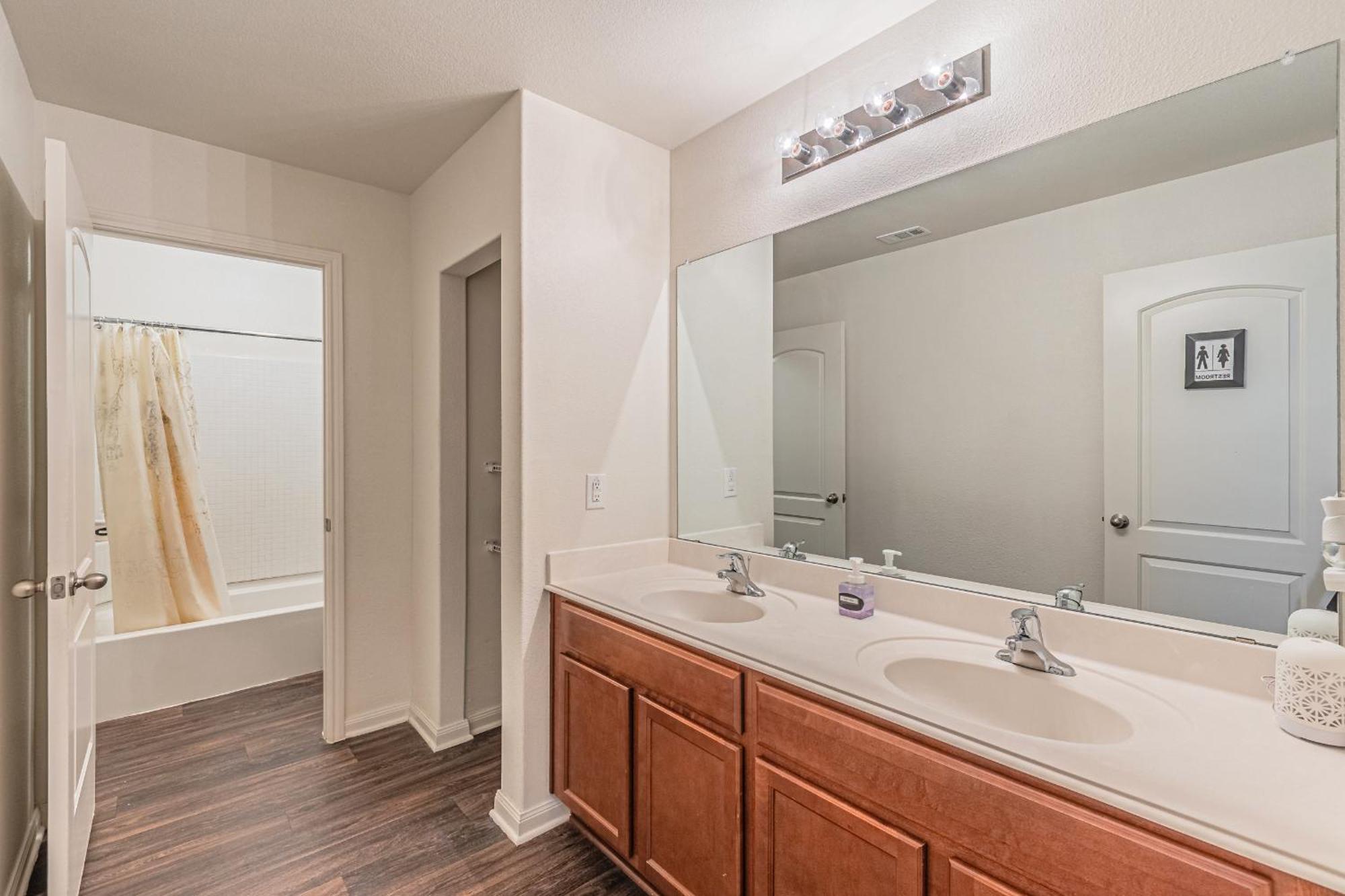 Luxury 5br Retreat With Business Amenities - Perfect For Business Travelers, Families & Groups Holiday home
