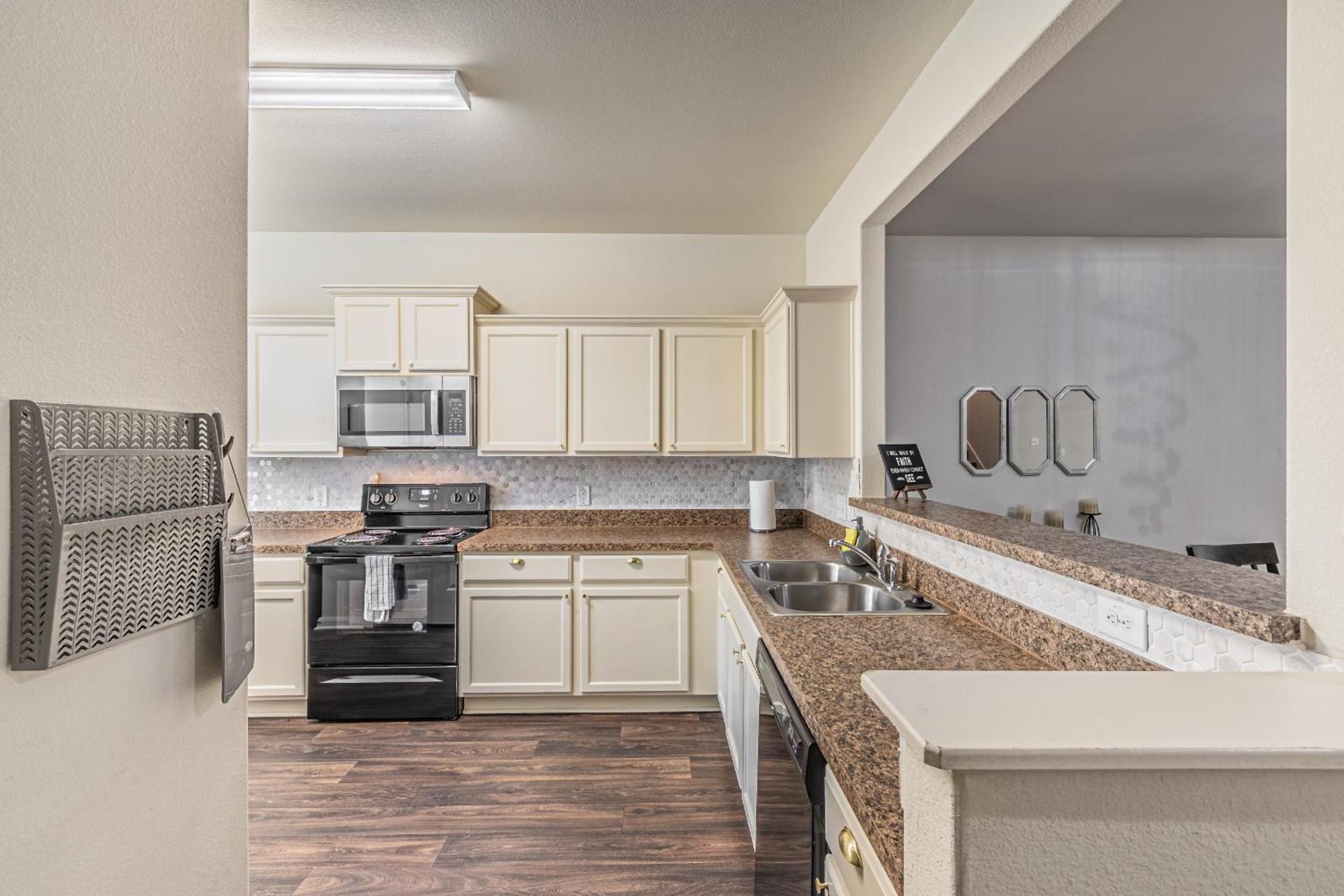 Luxury 5br Retreat With Business Amenities - Perfect For Business Travelers, Families & Groups Holiday home *