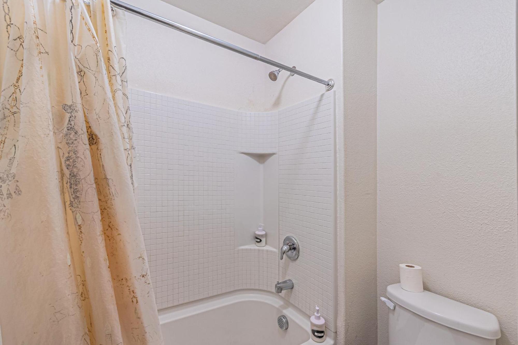 Luxury 5br Retreat With Business Amenities - Perfect For Business Travelers, Families & Groups Holiday home Dallas