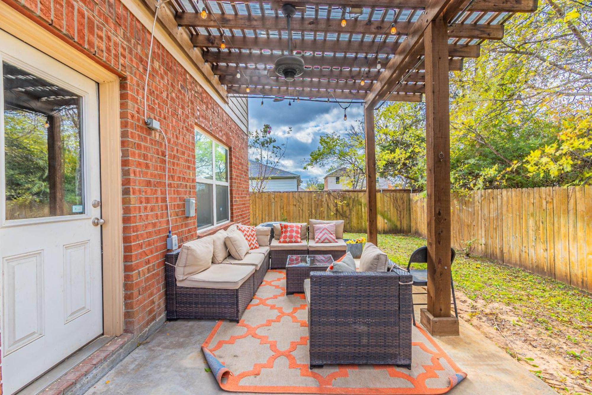 Luxury 5br Retreat With Business Amenities - Perfect For Business Travelers, Families & Groups Holiday home