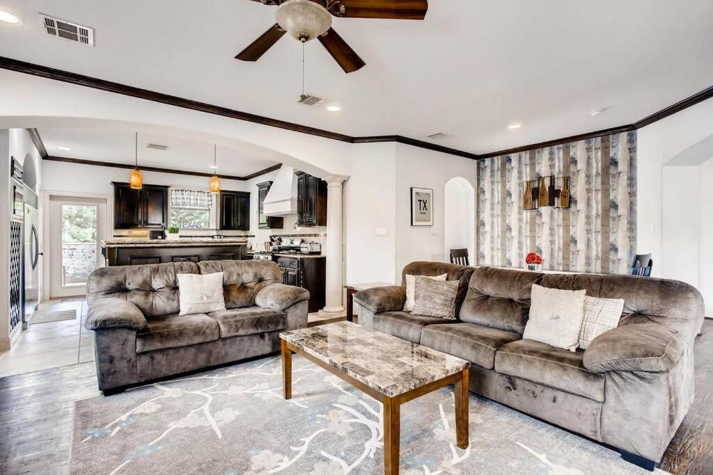 Business Friendly 3 Story Duplex Mins To Bars And Shops * Dallas