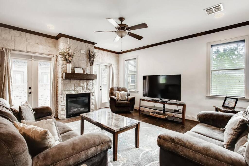 Business Friendly 3 Story Duplex Mins To Bars And Shops
