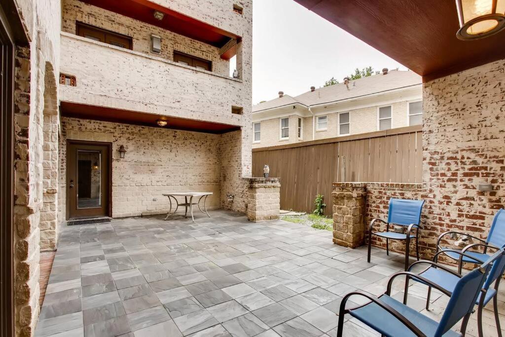 Business Friendly 3 Story Duplex Mins To Bars And Shops Holiday home
