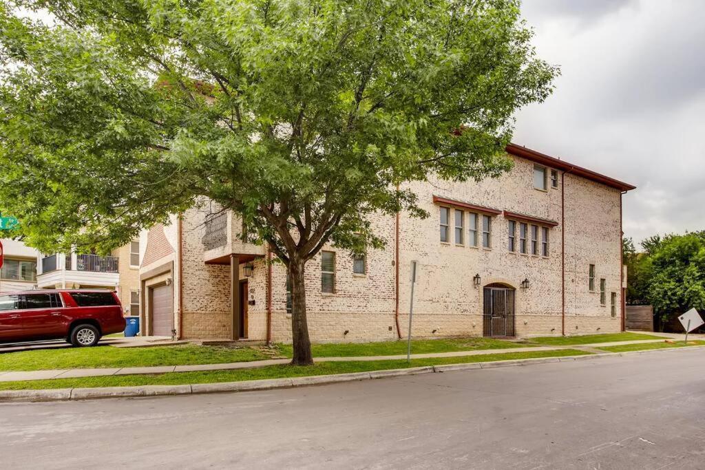 Holiday home Business Friendly 3 Story Duplex Mins To Bars And Shops Dallas