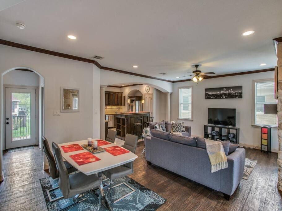 Business Friendly 3 Story Duplex Mins To Bars And Shops Dallas