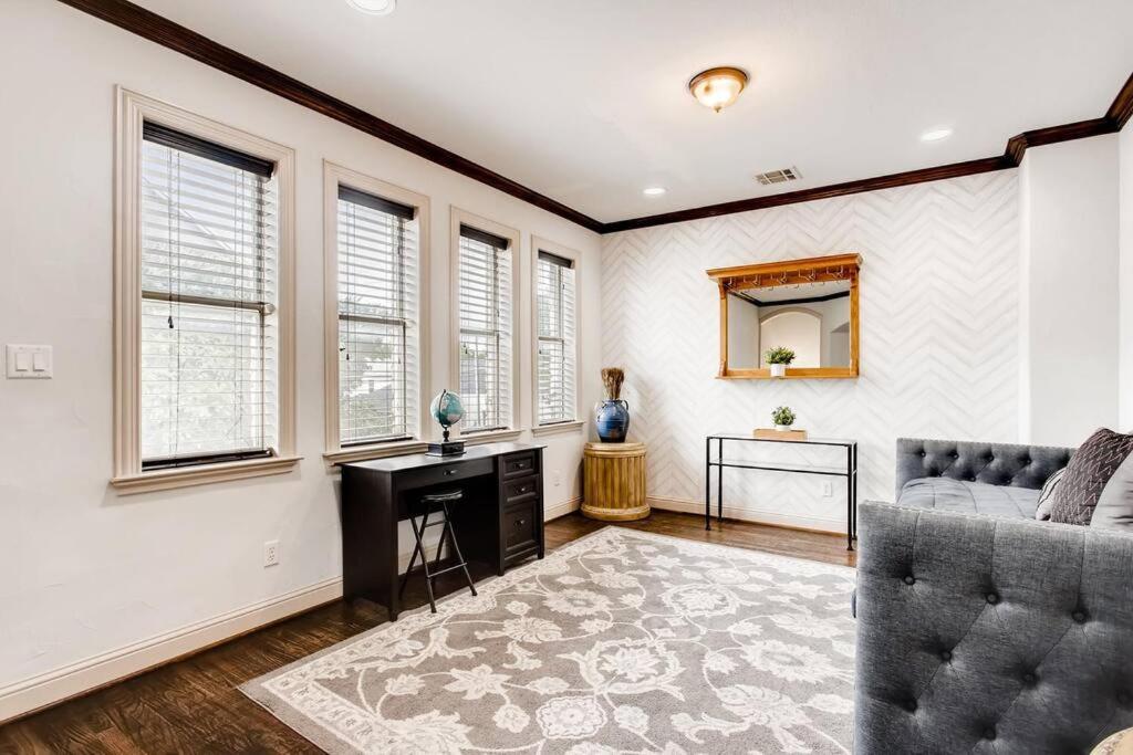 Business Friendly 3 Story Duplex Mins To Bars And Shops Holiday home Dallas