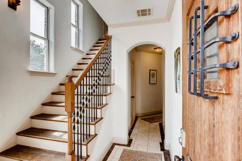 Holiday home Business Friendly 3 Story Duplex Mins To Bars And Shops Dallas