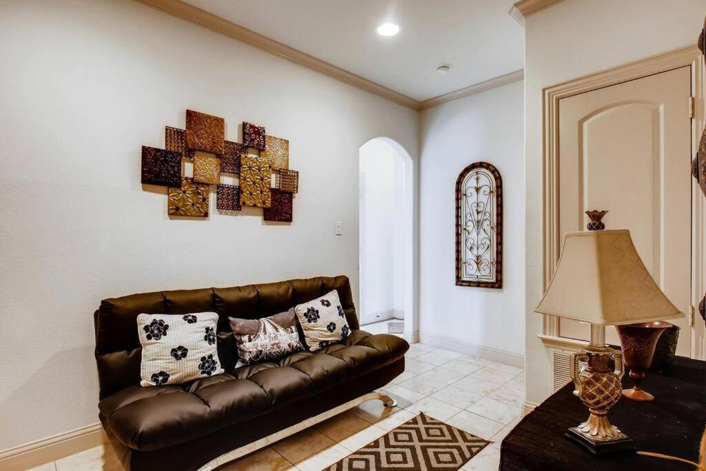 Business Friendly 3 Story Duplex Mins To Bars And Shops * Dallas