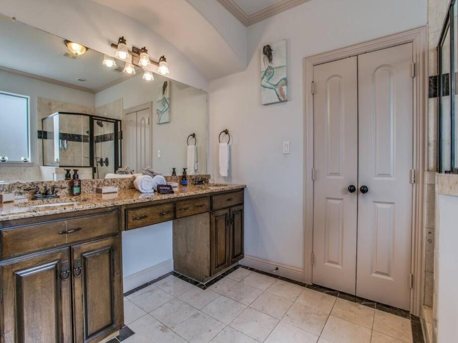 Business Friendly 3 Story Duplex Mins To Bars And Shops Dallas