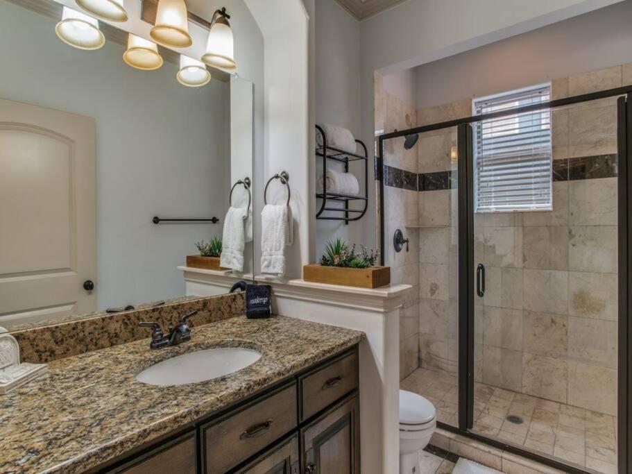 Business Friendly 3 Story Duplex Mins To Bars And Shops * Dallas