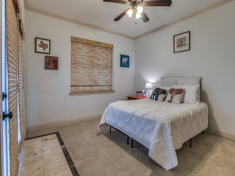 Business Friendly 3 Story Duplex Mins To Bars And Shops Holiday home Dallas