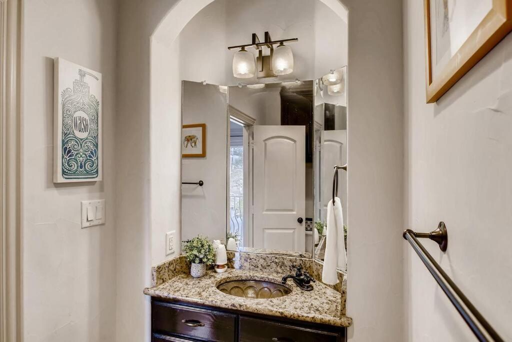 Business Friendly 3 Story Duplex Mins To Bars And Shops * Dallas