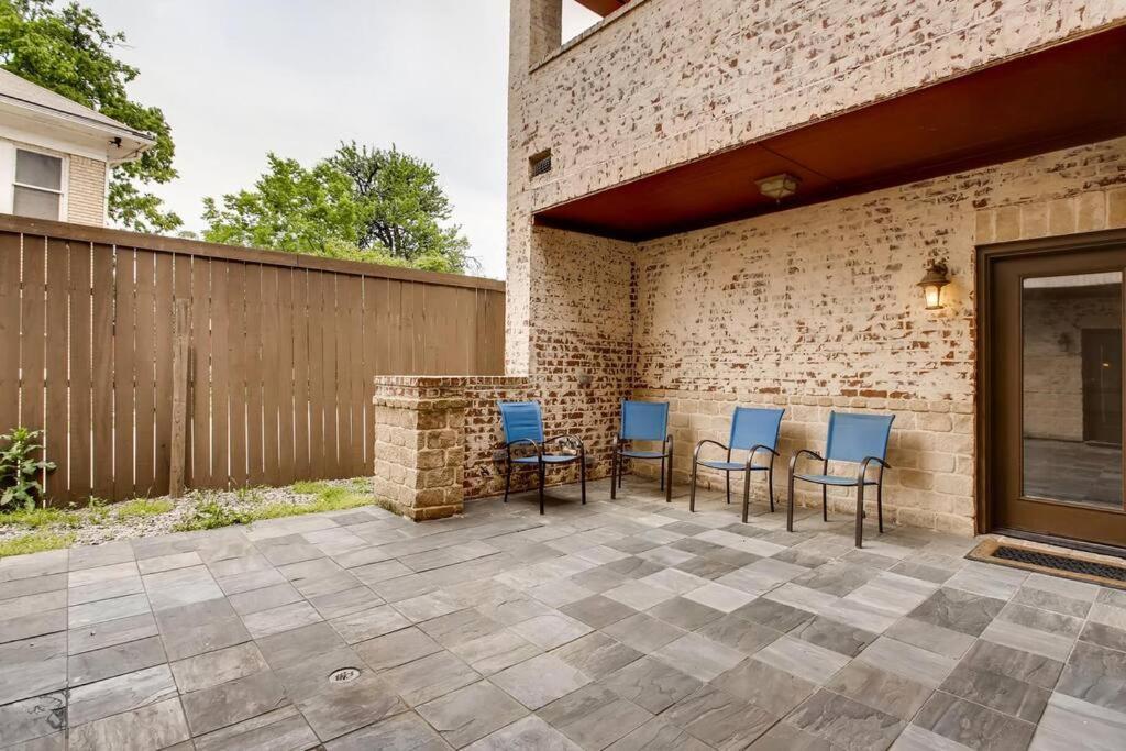 Business Friendly 3 Story Duplex Mins To Bars And Shops Holiday home Dallas