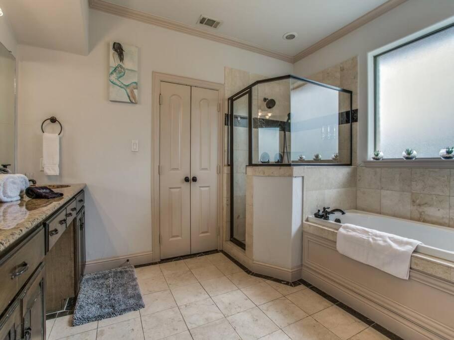 Business Friendly 3 Story Duplex Mins To Bars And Shops * Dallas