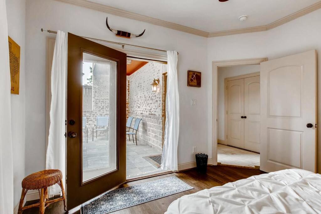 Business Friendly 3 Story Duplex Mins To Bars And Shops Holiday home Dallas
