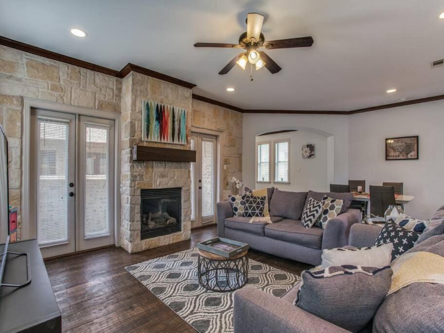 Business Friendly 3 Story Duplex Mins To Bars And Shops * Dallas