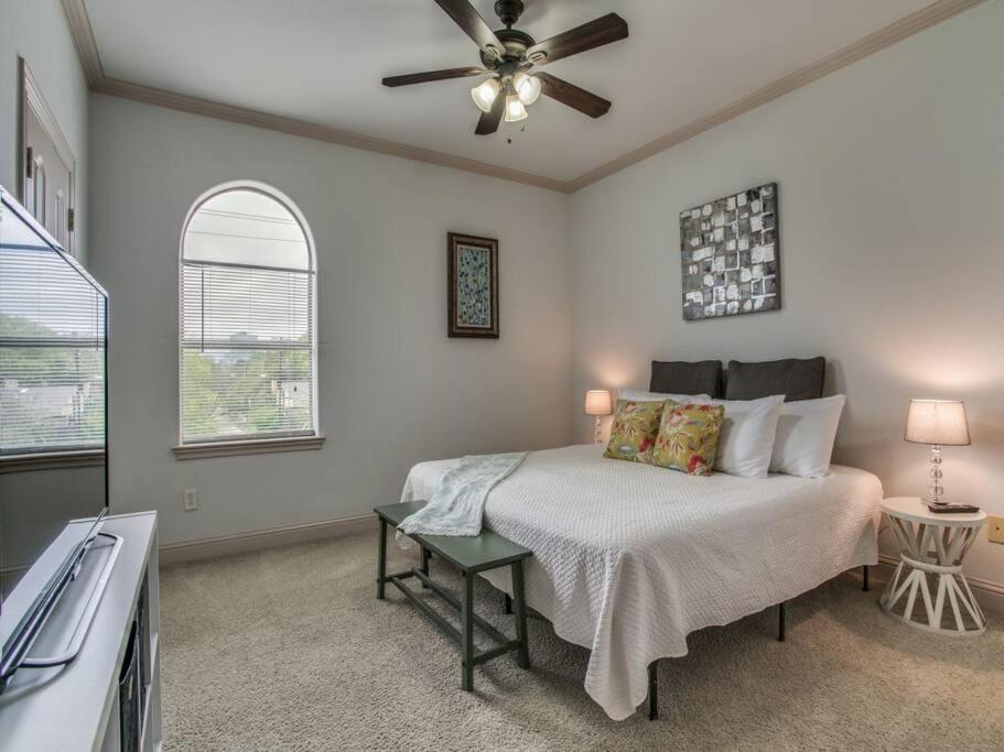 Business Friendly 3 Story Duplex Mins To Bars And Shops Dallas