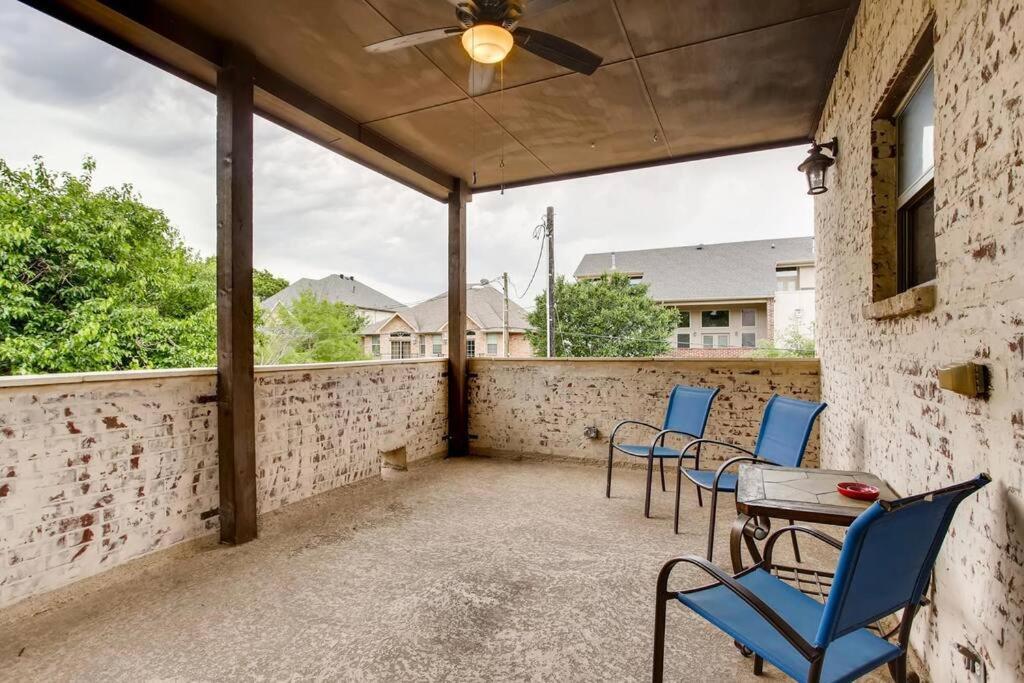 Business Friendly 3 Story Duplex Mins To Bars And Shops