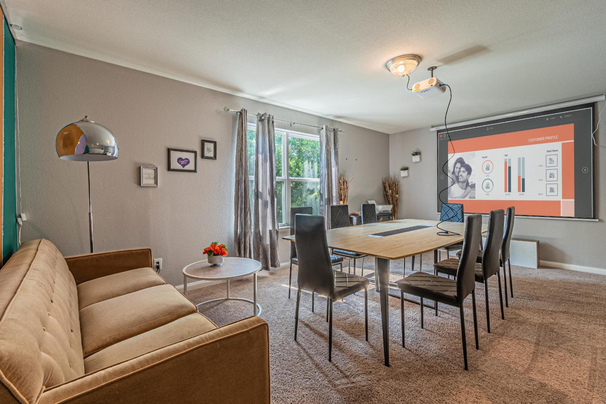 Luxury 5br Retreat With Business Amenities - Perfect For Business Travelers, Families & Groups *