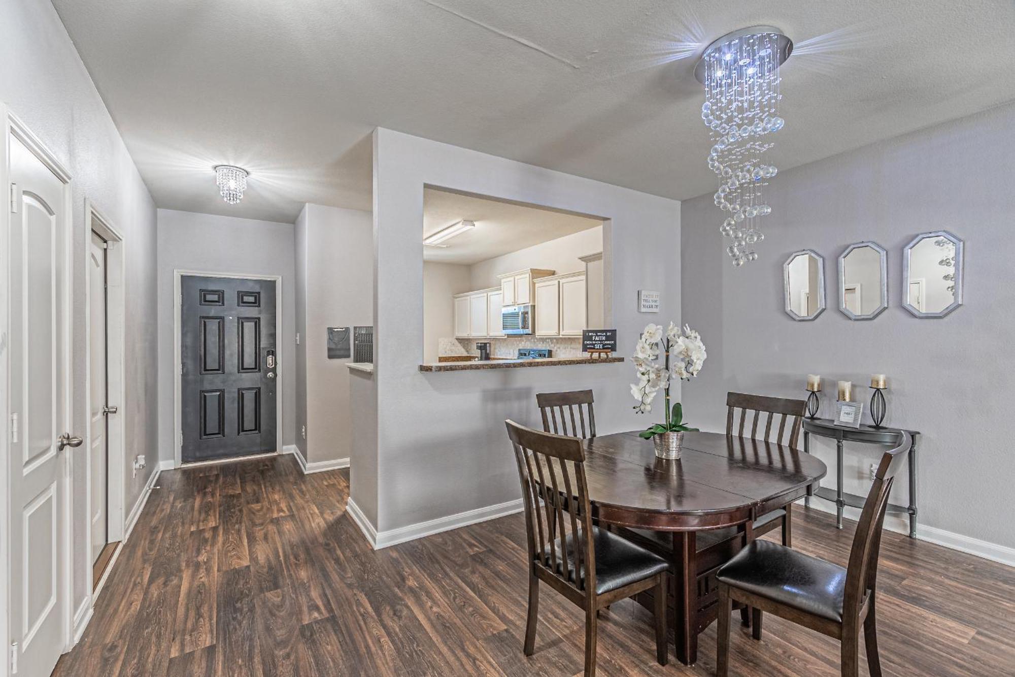 Luxury 5br Retreat With Business Amenities - Perfect For Business Travelers, Families & Groups Dallas