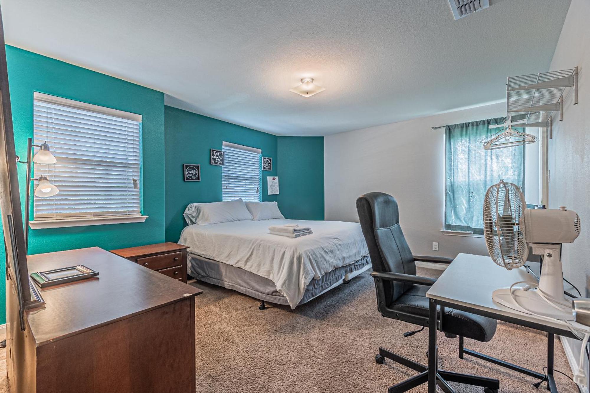 Luxury 5br Retreat With Business Amenities - Perfect For Business Travelers, Families & Groups Holiday home