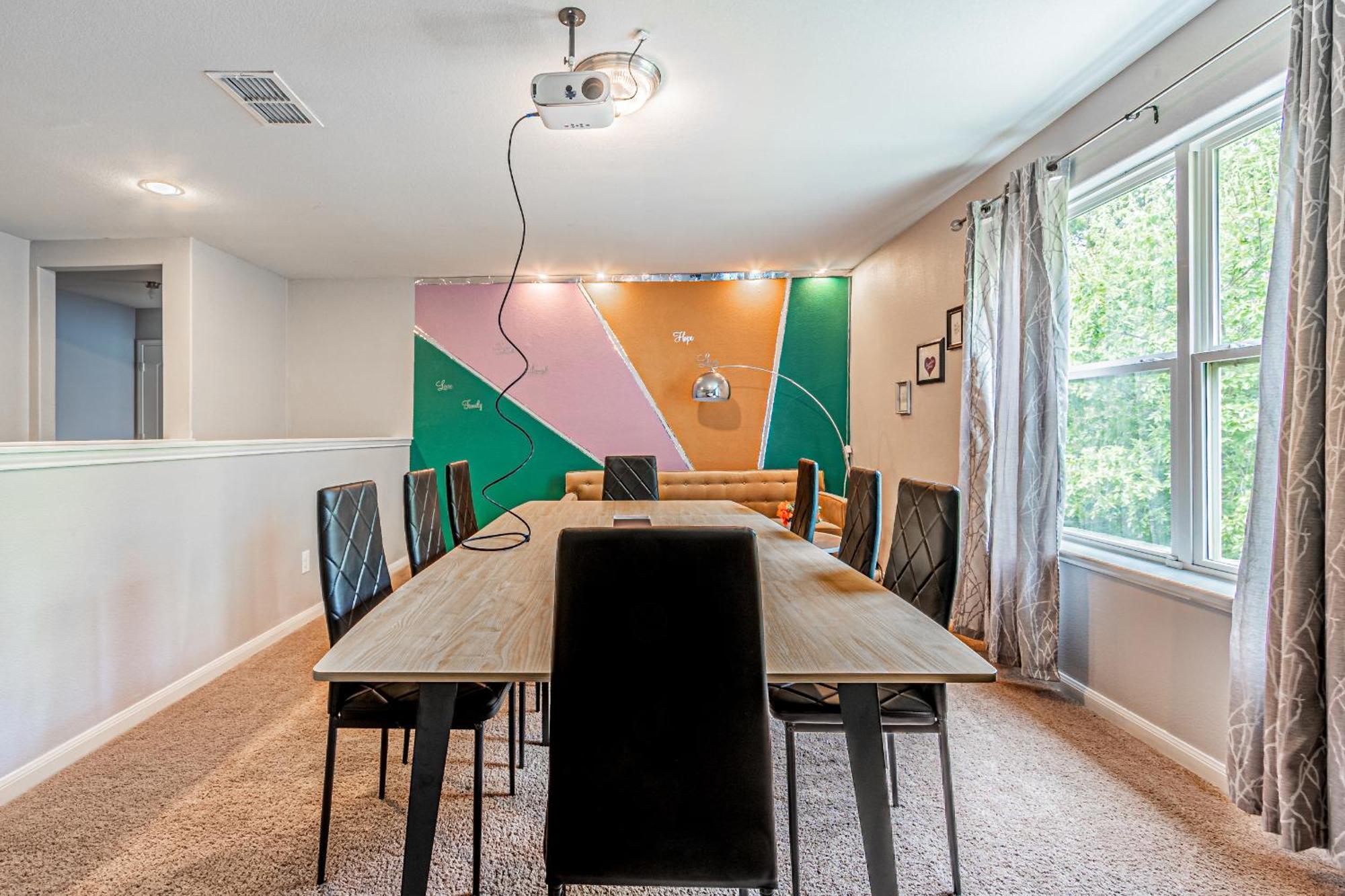 Luxury 5br Retreat With Business Amenities - Perfect For Business Travelers, Families & Groups *