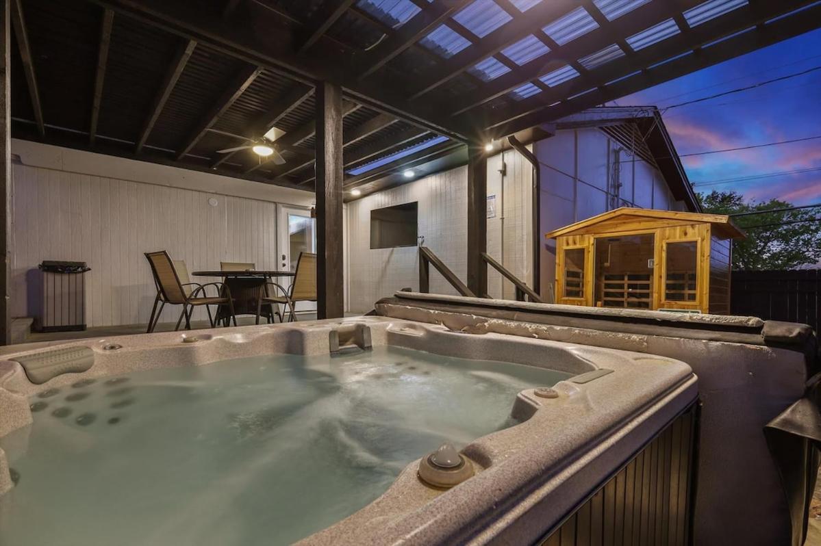 Panoramic 4br 3ba With Pool, Grill, Sauna & Game Holiday home Dallas