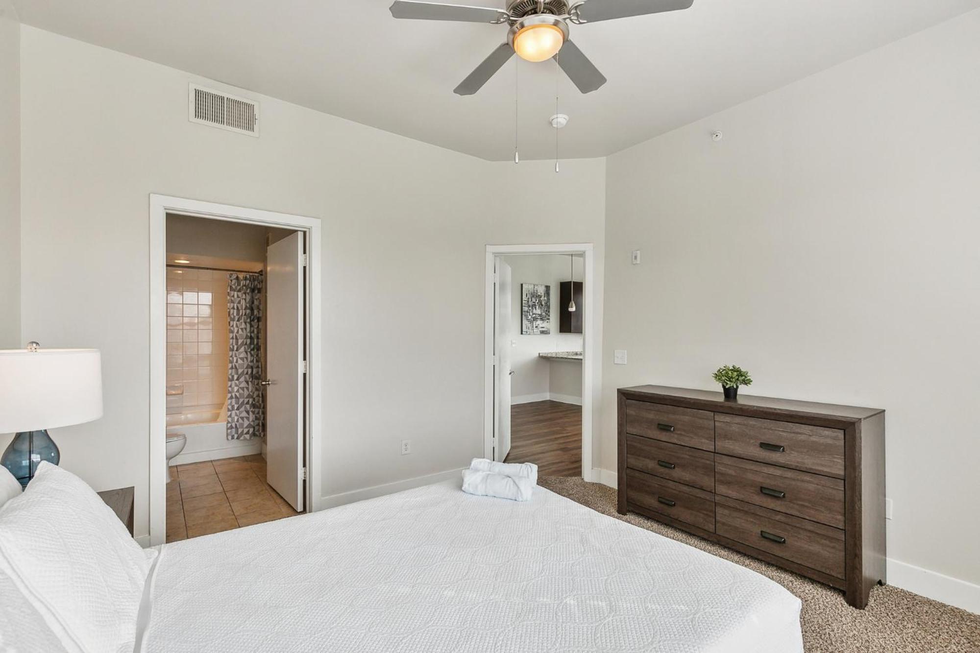 Cs 4149 Elegant 2br I Pool I Gym I Parking Apartment