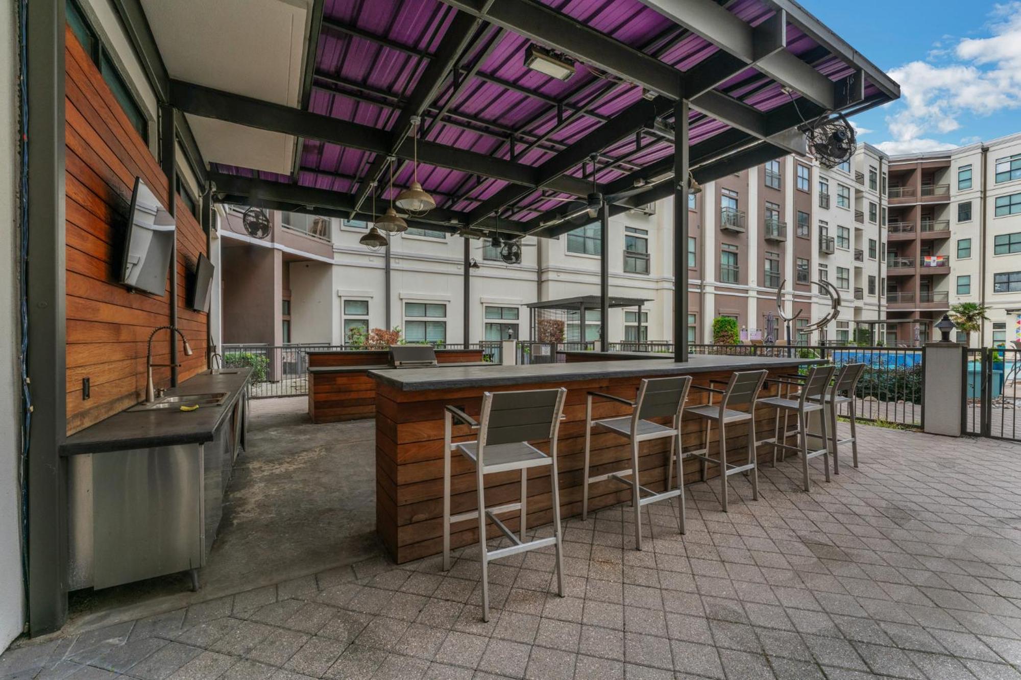 Cs 4149 Elegant 2br I Pool I Gym I Parking Apartment