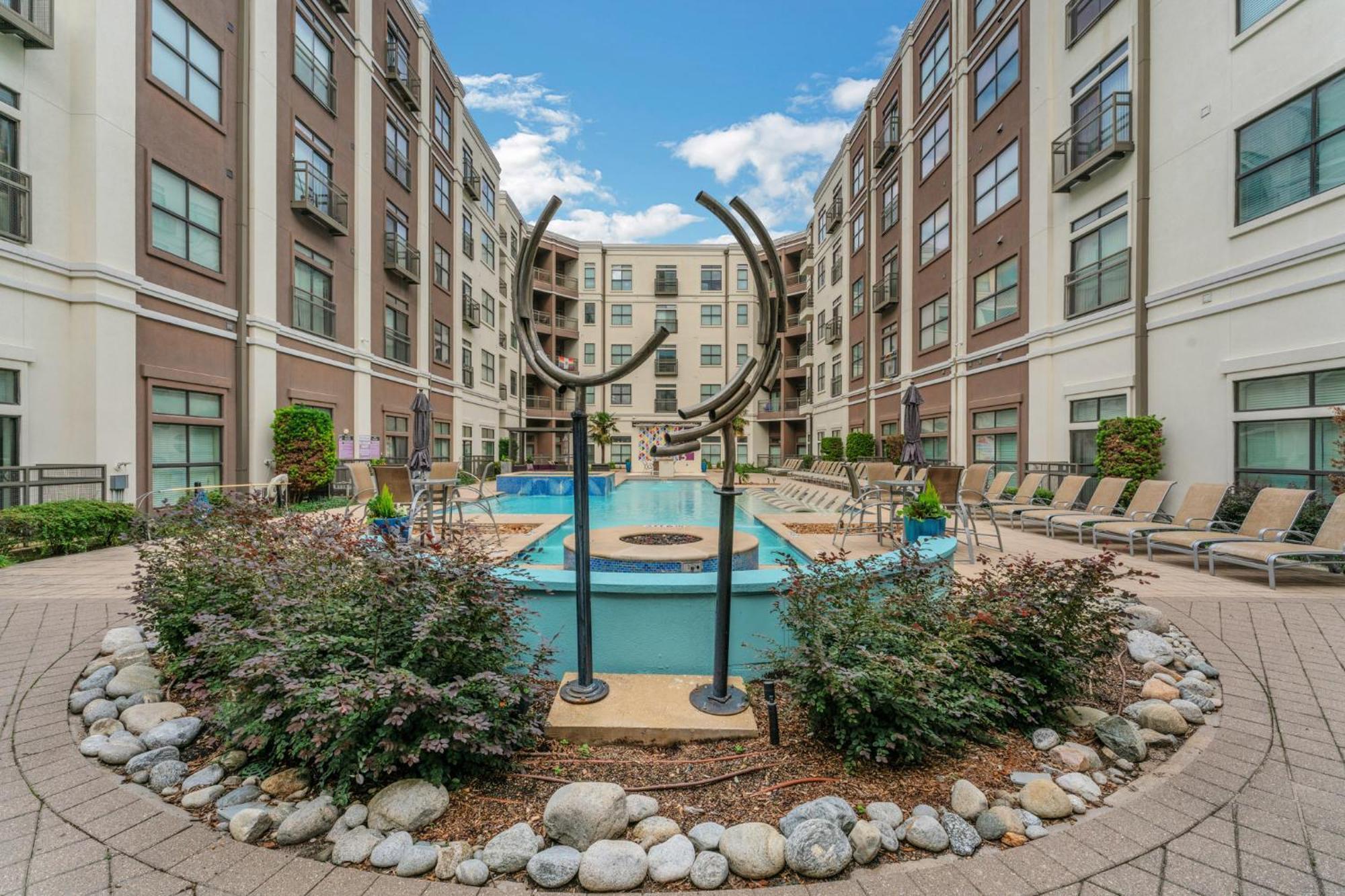 Cs 4149 Elegant 2br I Pool I Gym I Parking Apartment