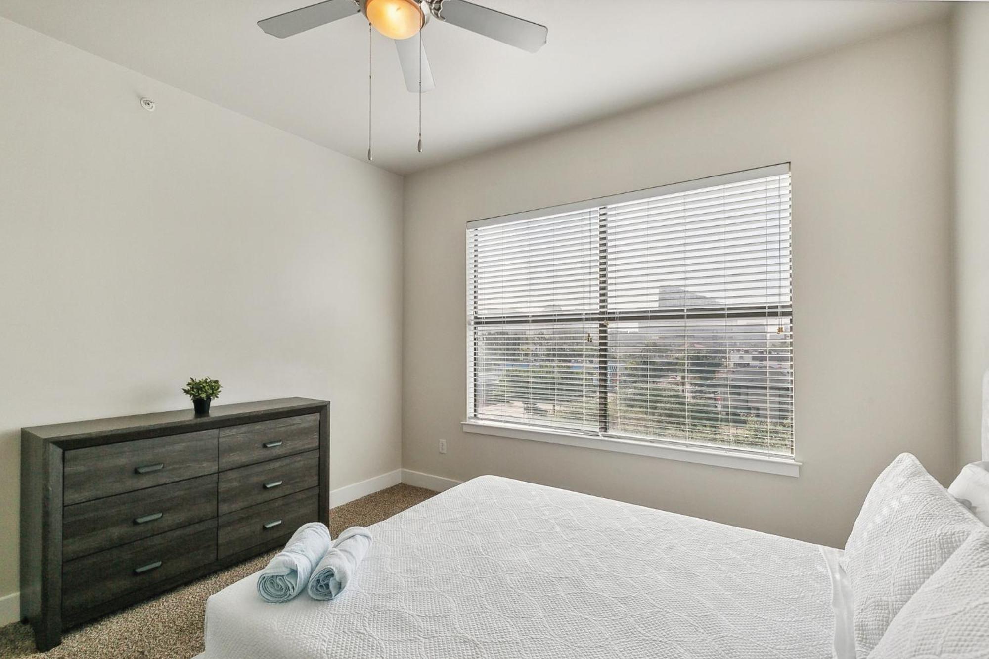 Cs 4149 Elegant 2br I Pool I Gym I Parking Apartment *