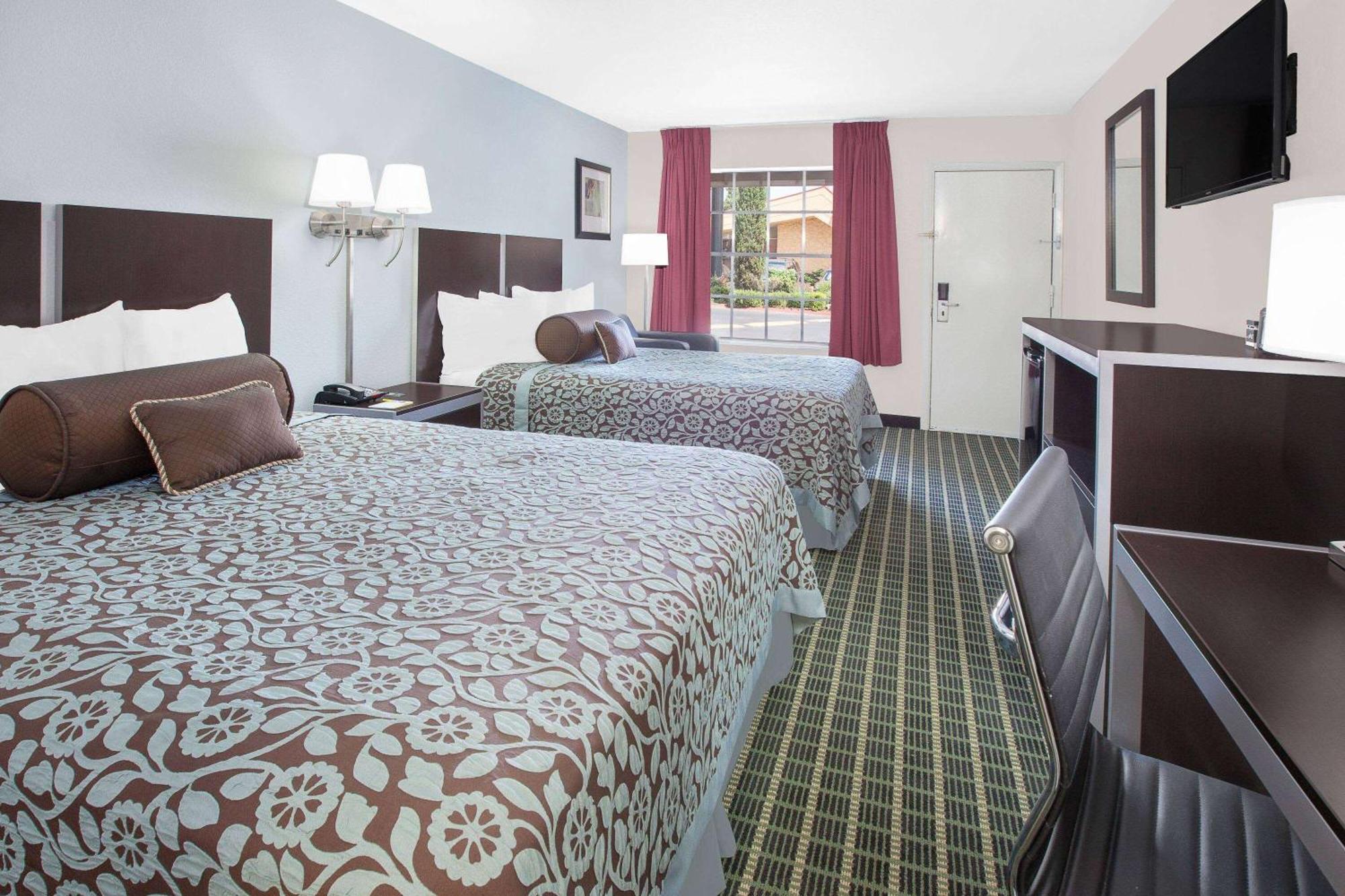 Motel Days By Wyndham Market Center Field