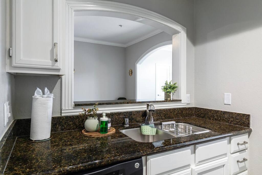 Downtown Modern Located 1br Dallas
