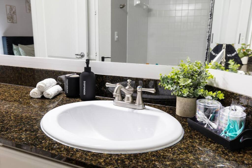 Downtown Modern Located 1br Apartment *