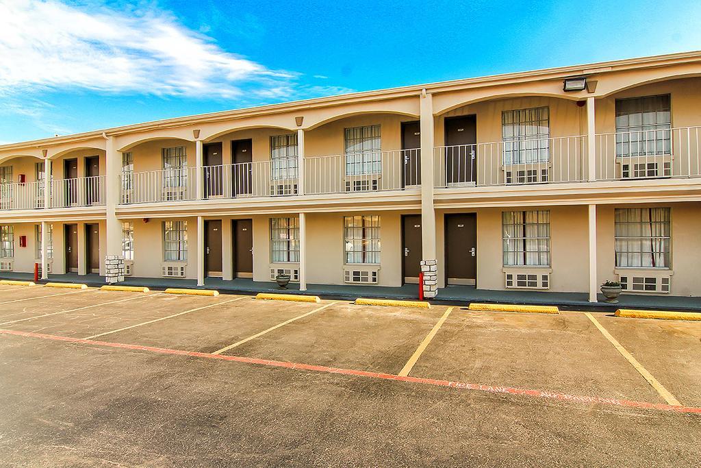 Days By Wyndham Market Center Field Dallas