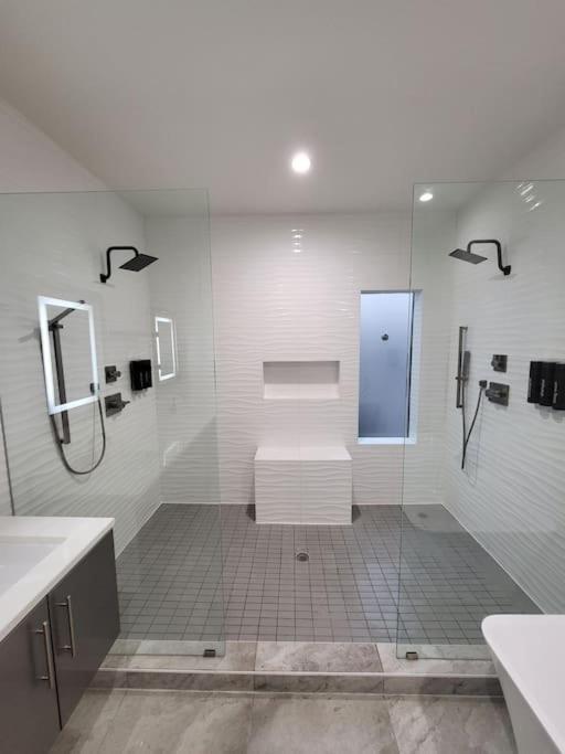 Social House With Downtown View Terrace & King Bed & 2-car Garage Parking! Holiday home